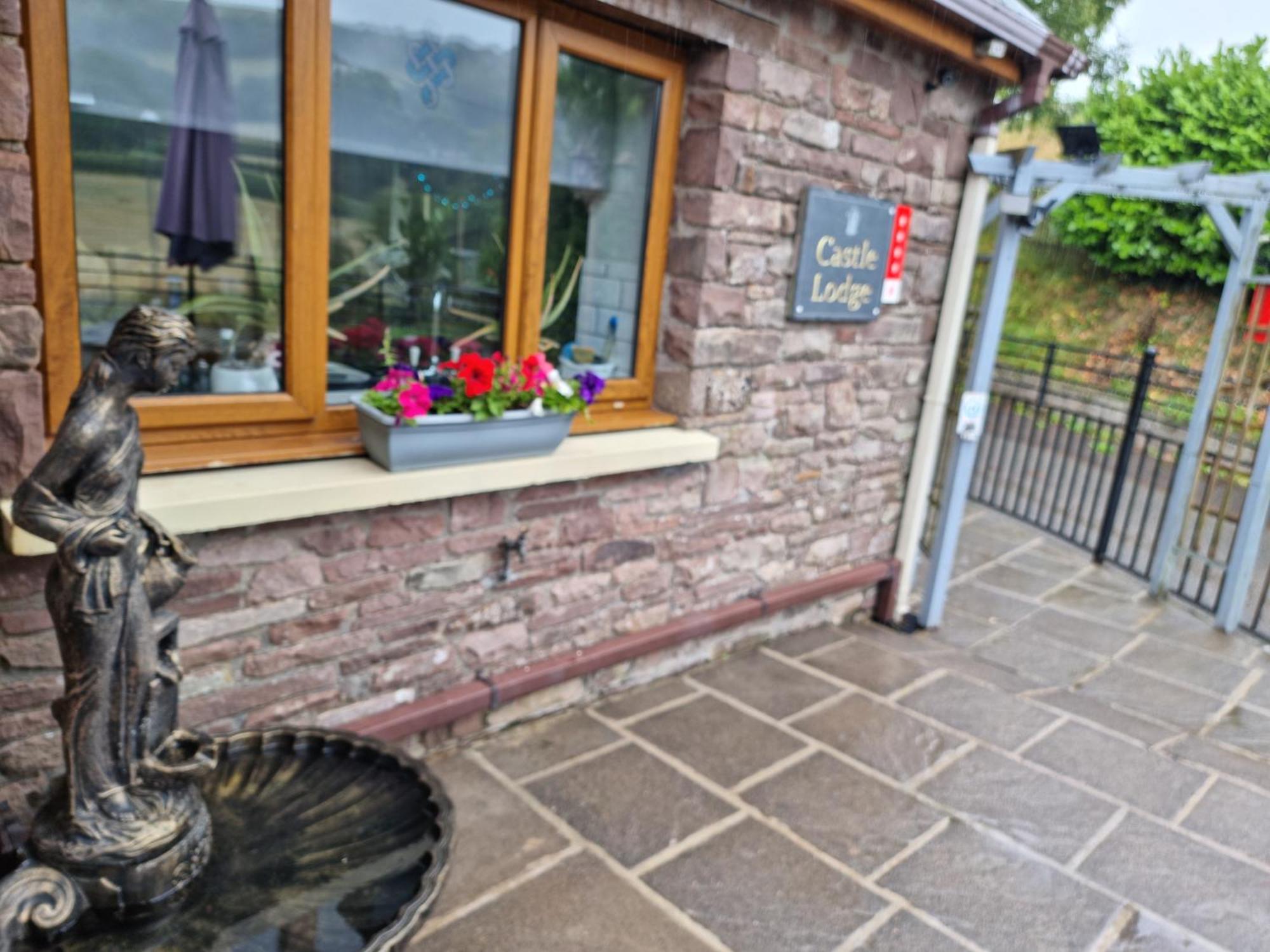 Castle Lodge - Brecon Beacons Accommodation Sennybridge ภายนอก รูปภาพ